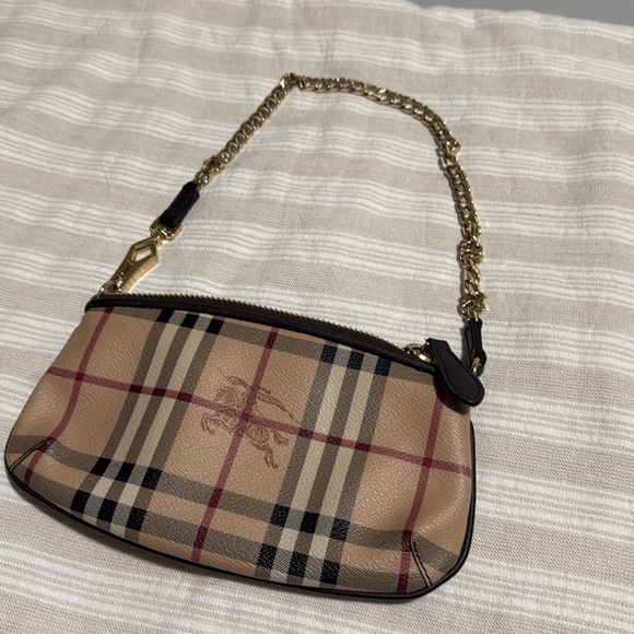 Burberry wristlet with chain - Picture 2 of 11